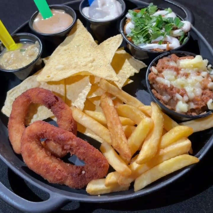 panelinhas mexicanas com totopos, batata frita e onion rings