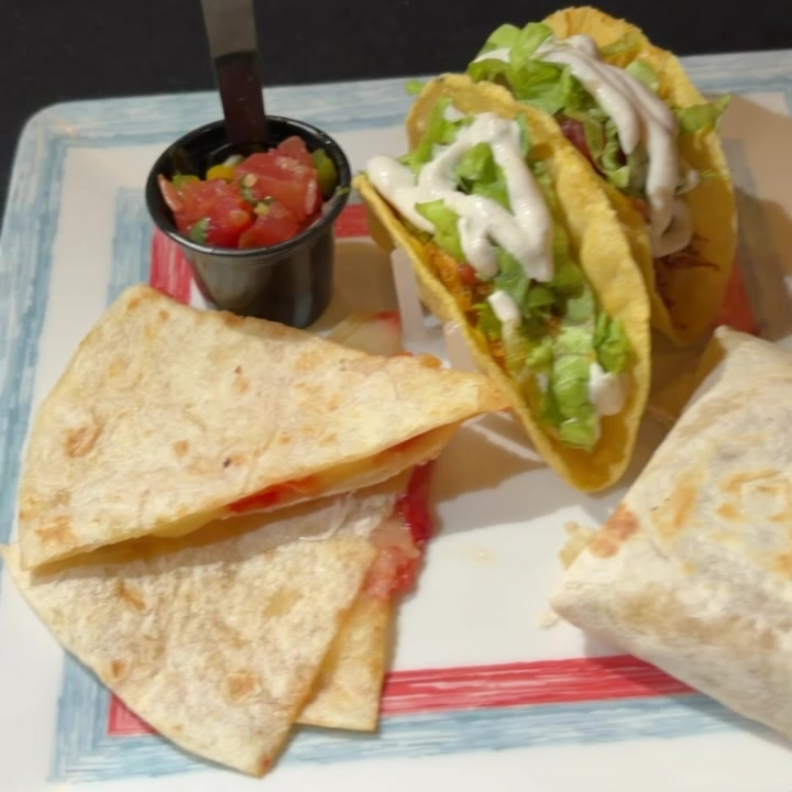 combo completo com taco, quesadilla e burrito